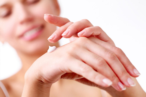 Come applicare la crema mani riparatrice per proteggere le tue mani in inverno.