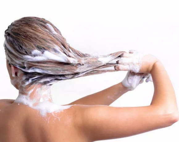 Lavare i capelli tutti i giorni fa male?